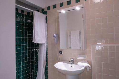 a bathroom with a sink and a shower with a mirror at Agriturismo Le 4 Rose in Vescovana