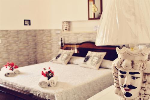 a bedroom with a bed with a headboard and a lamp at Casa Papiro in Lipari