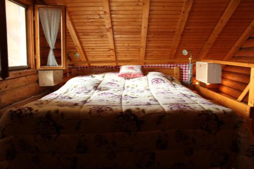 Een bed of bedden in een kamer bij B&B Le Corone - Chalet nel Bosco