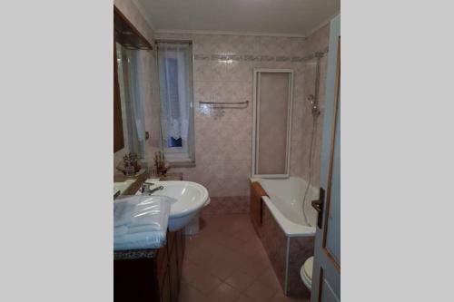 a bathroom with a sink and a tub and a toilet at Casa da Rina in Siror