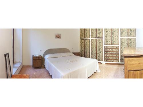 sypialnia z łóżkiem i dwoma dużymi oknami w obiekcie Nice Assisi w Asyżu