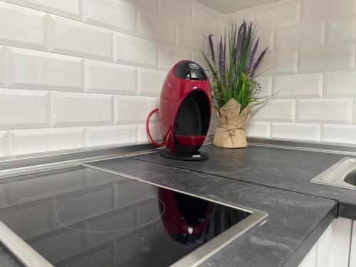 un aparato rojo sentado en la parte superior de un mostrador de cocina en Apartamento Nebro Estrella, en Cádiz