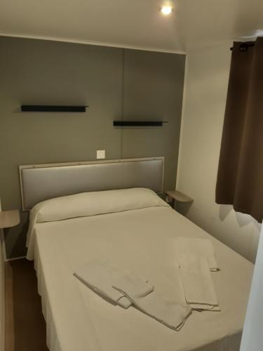 سرير أو أسرّة في غرفة في Camping 1ª O Muiño - Bungalow Park