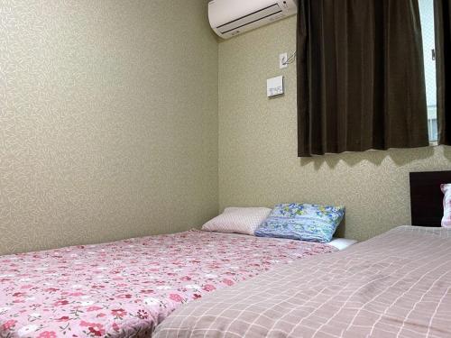 a bedroom with a bed and a window at Tokyo Guest House 2020 in Tokyo