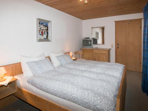 Un pat sau paturi într-o cameră la Landhaus Feller