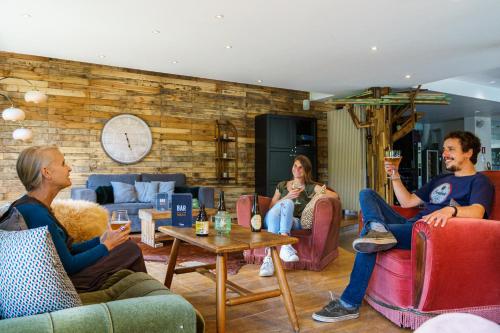 een groep mensen die in stoelen in een woonkamer zitten bij Malmedy Youth Hostel in Malmedy