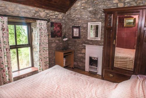 キラーニーにあるHillside View Holiday Home by Trident Holiday Homesのベッドと暖炉のある寝室