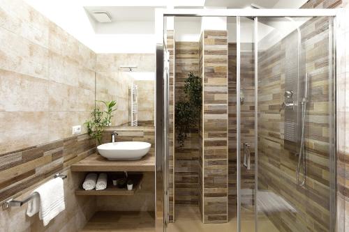 een badkamer met een glazen douche en een wastafel bij Homs Sweet Home in Rome