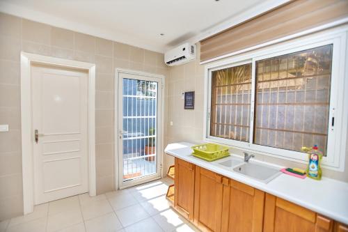 黑角Appartement - Vue sur mer的带水槽和窗户的厨房