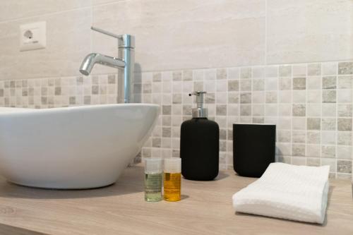 een badkamer met wastafel en wastafel bij A casa di Luca B&B in Torchiara