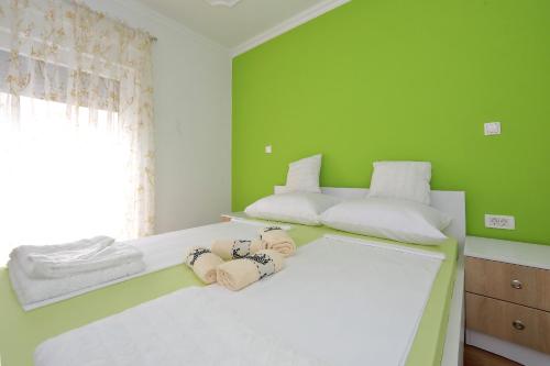 Postel nebo postele na pokoji v ubytování Apartments Nikić