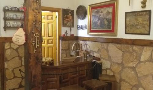 una habitación con una pared de piedra con una encimera. en BOTEROS casa rural, en Ayllón