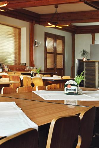 Un restaurante o sitio para comer en Hotel Rohanov