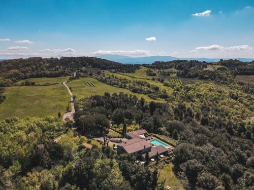 una vista aérea de una casa en medio de un campo en La Melosa Resort & Spa, en Roccastrada