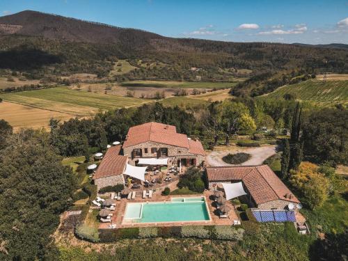 una vista aérea de una finca con piscina en La Melosa Resort & Spa en Roccastrada