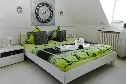 una camera da letto con un letto a cigno sopra di Gästehaus Edith, 4-Sterne, 2-4 Personen a Trittenheim