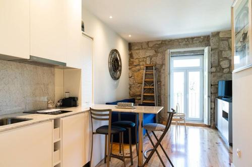 a kitchen with a table and chairs in a room at Casa Nina in Porto