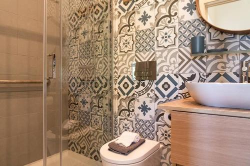 a bathroom with a shower and a toilet and a sink at Casa Nina in Porto