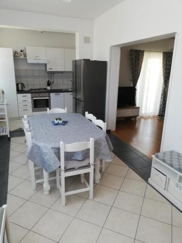 kuchnia i jadalnia ze stołem i krzesłami w obiekcie Apartman G&L w mieście Grebaštica