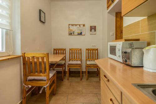 Кухня или мини-кухня в Your Apartment
