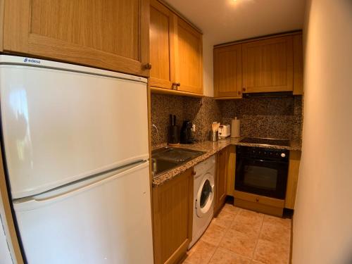 una cucina con frigorifero bianco e lavastoviglie di C14 - Apartamento Mirador de Cerler - Villmor a Cerler
