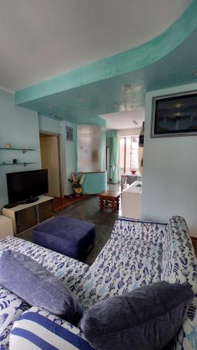 un soggiorno con un letto e un divano di Sapore di Mare Apartment a Monterosso al Mare
