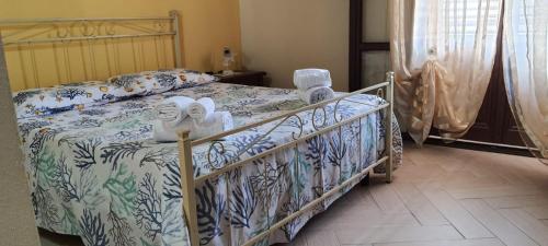 una camera da letto con un letto e asciugamani di Appartamento in Centro a Lampedusa