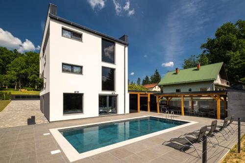 dom z basenem przed domem w obiekcie Luxury Villa Rebecca w mieście Brestovac