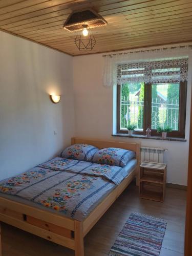 Un pat sau paturi într-o cameră la Leśny Dwór Bieszczady - Sauna i Gorąca Balia