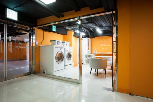 首爾的住宿－明洞大酒店，洗衣房配有洗衣机和烘干机