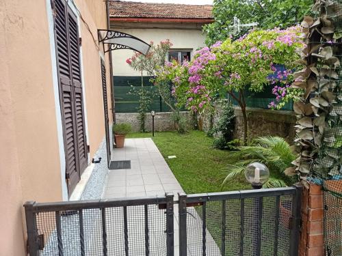 una vista esterna di una casa con cancello e giardino di La Chiocciola a La Spezia