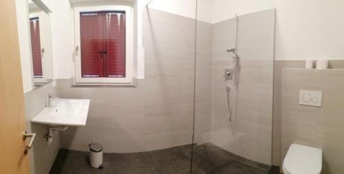 A bathroom at Haus Tirol