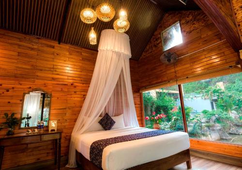 um quarto com uma cama num quarto com uma janela em Tam Coc Lion Kings Hotel & Resort em Ninh Binh