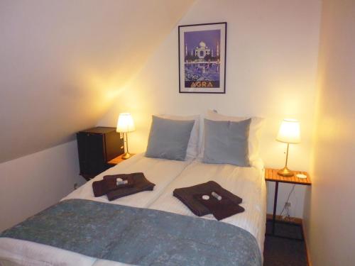a bedroom with a bed with towels on it at Otel Vaabensted in Sakskøbing