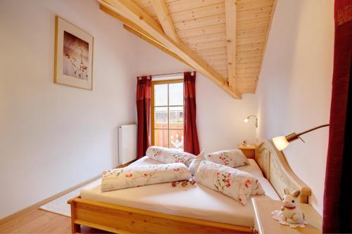 - une chambre avec un lit et une fenêtre dans l'établissement Angerle Hof, à Nova Levante