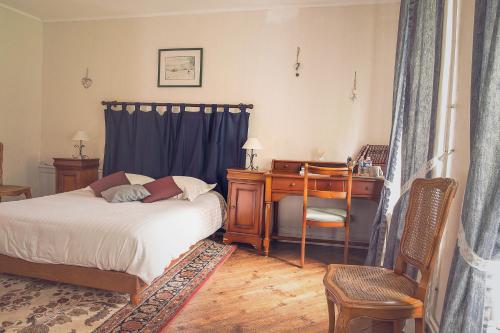 a bedroom with a desk and a bed and a desk and chair at Chateau De Grosfy in Hugleville-en-Caux