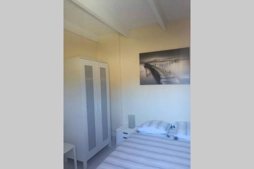 1 dormitorio con 1 cama y una foto en la pared en Charmant T2 à Bandol avec grande terrasse en Bandol