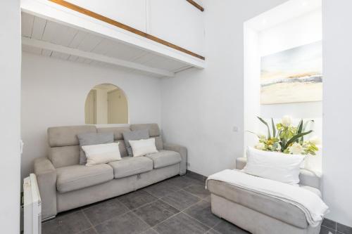 un salon avec un canapé et une chaise dans l'établissement Duplex in Rue de la Préfecture Old Town 2 Bdrs, à Nice