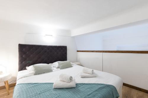 une chambre avec un grand lit avec des serviettes dessus dans l'établissement Duplex in Rue de la Préfecture Old Town 2 Bdrs, à Nice
