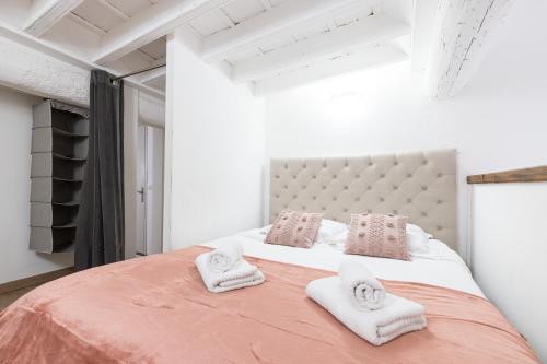 une chambre avec un grand lit avec des serviettes dessus dans l'établissement Duplex in Rue de la Préfecture Old Town 2 Bdrs, à Nice