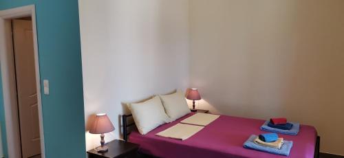Ένα ή περισσότερα κρεβάτια σε δωμάτιο στο Pelekas Beach Apartments Rolling Stone