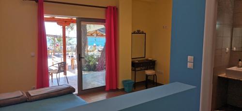 pokój z przesuwanymi szklanymi drzwiami i lustrem w obiekcie Pelekas Beach Apartments Rolling Stone w mieście Pelekas