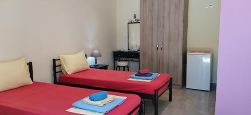 Ένα ή περισσότερα κρεβάτια σε δωμάτιο στο Pelekas Beach Apartments Rolling Stone