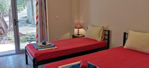 Ένα ή περισσότερα κρεβάτια σε δωμάτιο στο Pelekas Beach Apartments Rolling Stone
