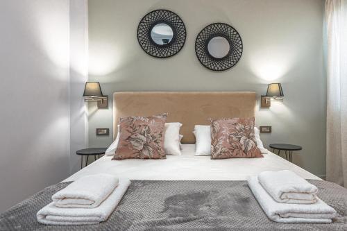 1 dormitorio con 1 cama con 2 espejos en la pared en La Casa Di Luce, en Zakynthos
