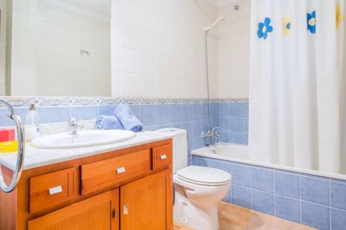 łazienka z umywalką, toaletą i wanną w obiekcie Bonito apartamento Piscina Wifi w mieście Frigiliana