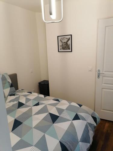 - une chambre avec un lit bleu dans l'établissement Villa des Roses - Appart T2, 32m2, RDC, vue sur jardin, 