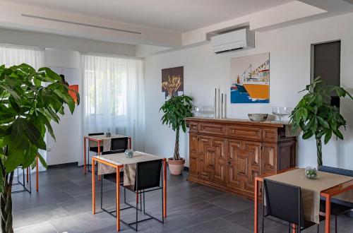 泰爾莫利的住宿－Corte Lissa，用餐室配有桌椅和植物