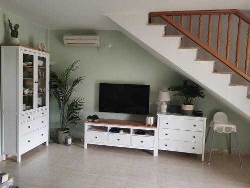 sala de estar con TV y tocador blanco en 6Beds Salou, en Salou