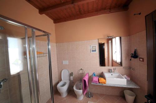 Et badeværelse på Villa Diana - Pesaro mare e cultura - intera struttura con piscina